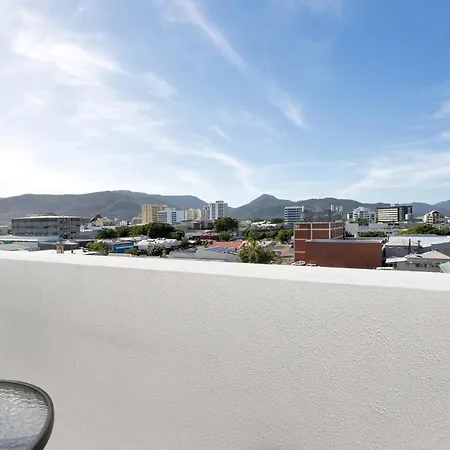 Coastal Chic In Heart Of Cairns With Rooftop Pool Exterior photo